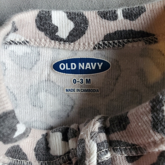 Leopard Print Baby Footie Sleeper 0-3 months - Picture 2 of 3